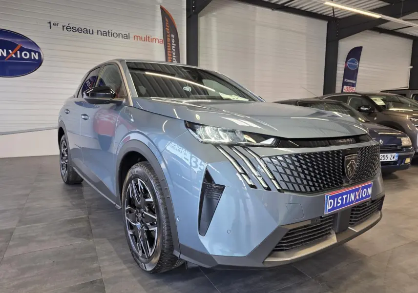 Peugeot 3008 bleu clair en 3/4 avant droit, avec calandre noire distinctive et jantes alliage 19'' diamantées.