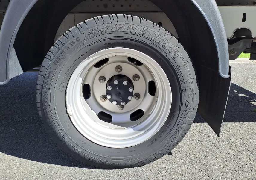 Gros plan sur la roue arrière droite du Nissan Interstar châssis cabine blanc 2024, pneu Continental visible.