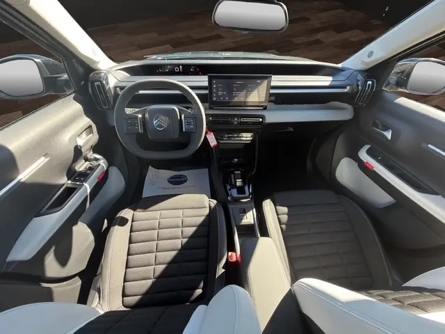 Vue intérieure avant de la Citroën C3 Aircross hybride 2026, tableau de bord moderne avec écran tactile central et volant multifonctions.