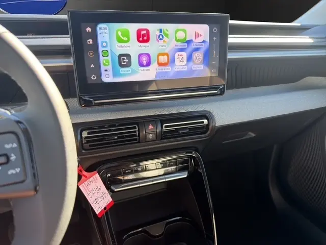 Vue intérieure du tableau de bord de la Citroën C3 Aircross hybride 2026, avec écran tactile central affichant Apple CarPlay.