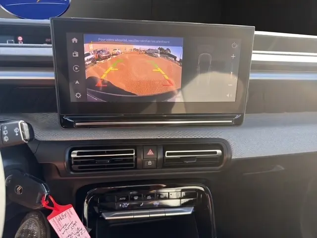 Vue intérieure du tableau de bord de la Citroën C3 Aircross hybride 2026 avec écran tactile affichant la caméra de recul.