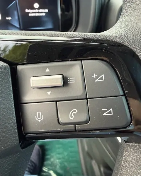 Gros plan sur les commandes au volant du Citroën Berlingo blanc 2026, avec boutons de volume et téléphone.