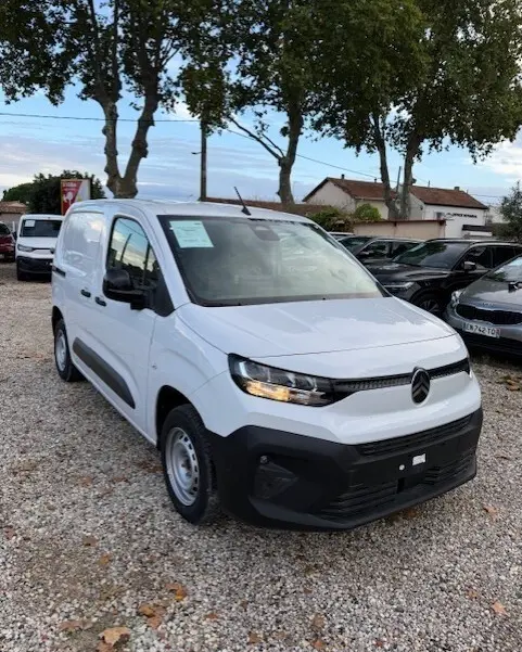 Vue 3/4 avant d’un Citroën Berlingo blanc 2026, version utilitaire diesel avec pare-chocs noir et jantes acier.