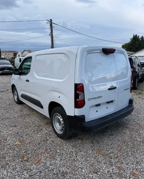 Vue 3/4 arrière droite d'un Citroën Berlingo blanc 2026, version Van Diesel, avec portes arrière pleines et feux verticaux.