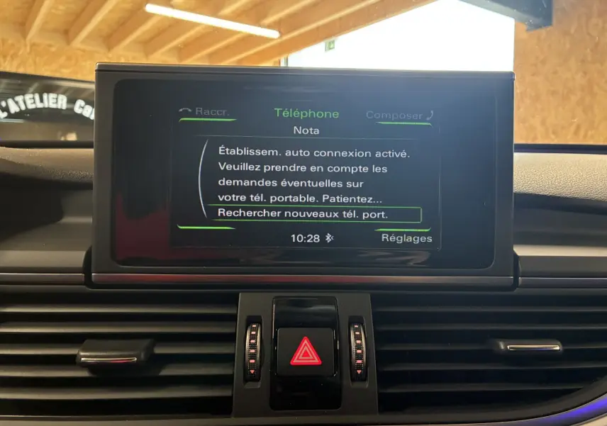 Écran central de l'Audi A6 Avant 2017 affichant le menu téléphone avec options de connexion, ambiance intérieure noire.