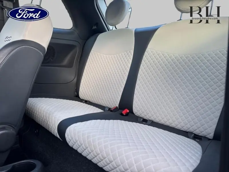 Banquette arrière en tissu blanc matelassé avec surpiqûres, vue intérieure côté droit d'une Fiat 500 blanche.