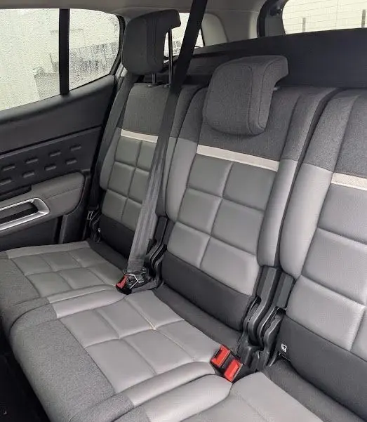 Vue intérieure côté droit des sièges arrière gris clair et tissu Alcantara du Citroën C5 Aircross 2021.