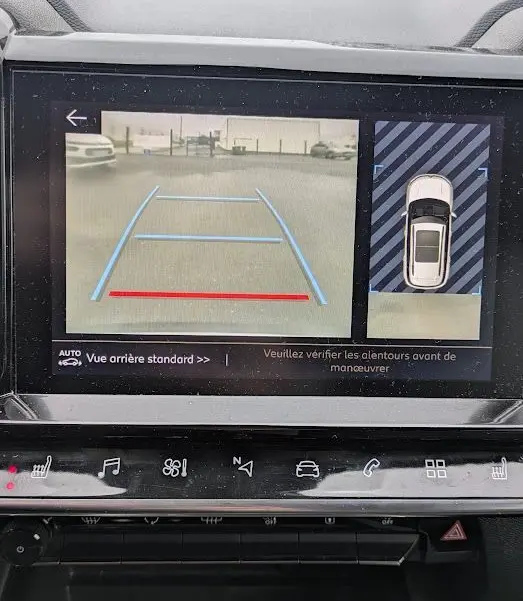 Écran tactile intérieur montrant la caméra de recul et l'aide au stationnement du Citroën C5 Aircross blanc.