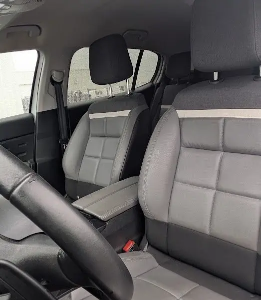 Vue intérieure côté conducteur du Citroën C5 Aircross 2021, sièges en Alcantara noir et tissu effet cuir gris.