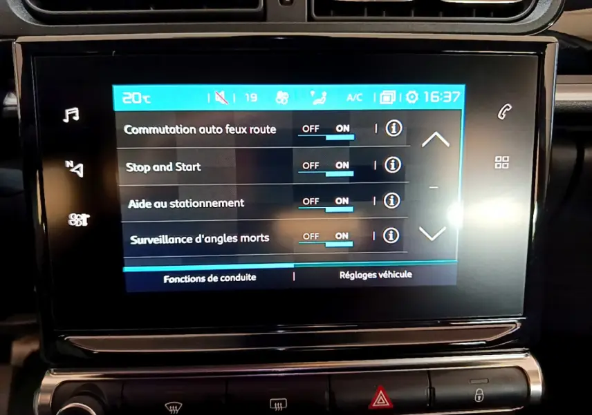 Écran tactile central de la Citroën C3 blanche 2019 affichant les réglages d'aides à la conduite.