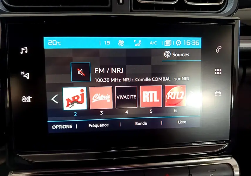 Écran tactile central de la Citroën C3 blanche affichant les stations radio FM avec interface moderne et claire.
