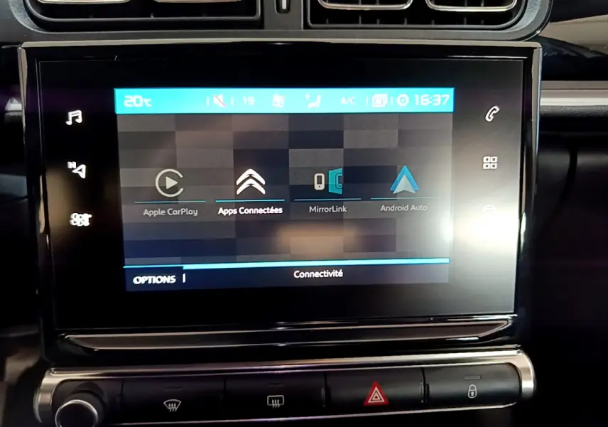 Écran tactile central affichant les options de connectivité Apple CarPlay et Android Auto dans une Citroën C3 blanche de 2019.