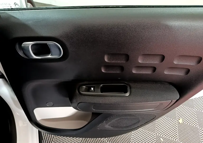 Gros plan sur la porte côté gauche noire et blanche de la Citroën C3 PureTech 110 Shine Business 2019.