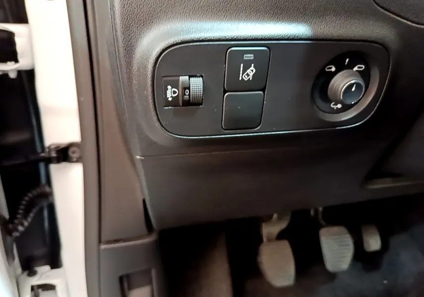 Vue rapprochée du panneau de commandes côté gauche avec réglage des phares et miroir dans une Citroën C3 blanche 2019.