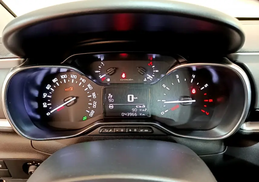 Tableau de bord de Citroën C3 2019 PureTech 110, affichage numérique et compteurs analogiques vus de face.