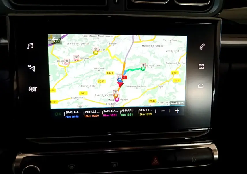 Écran tactile de navigation 7 pouces affichant une carte, intégré au tableau de bord noir d'une Citroën C3.