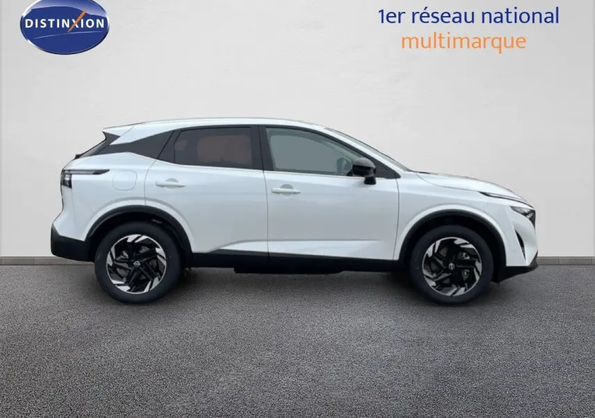Vue de profil côté gauche du Nissan Qashqai blanc nacré métal avec jantes noires et détails noirs contrastants.