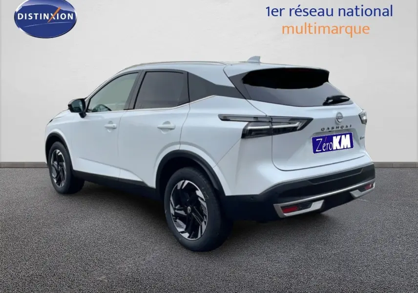 Vue 3/4 arrière droite du Nissan Qashqai blanc nacré métal avec jantes noires et toit noir contrasté.