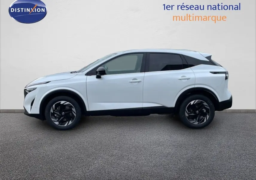 Profil droit du Nissan Qashqai 1.5 E-POWER blanc nacré métal avec jantes noires et toit contrasté.