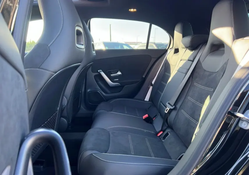 Vue intérieure côté droit montrant la banquette arrière en cuir tissu noir de la Mercedes Classe A 200D Exclusive Design.