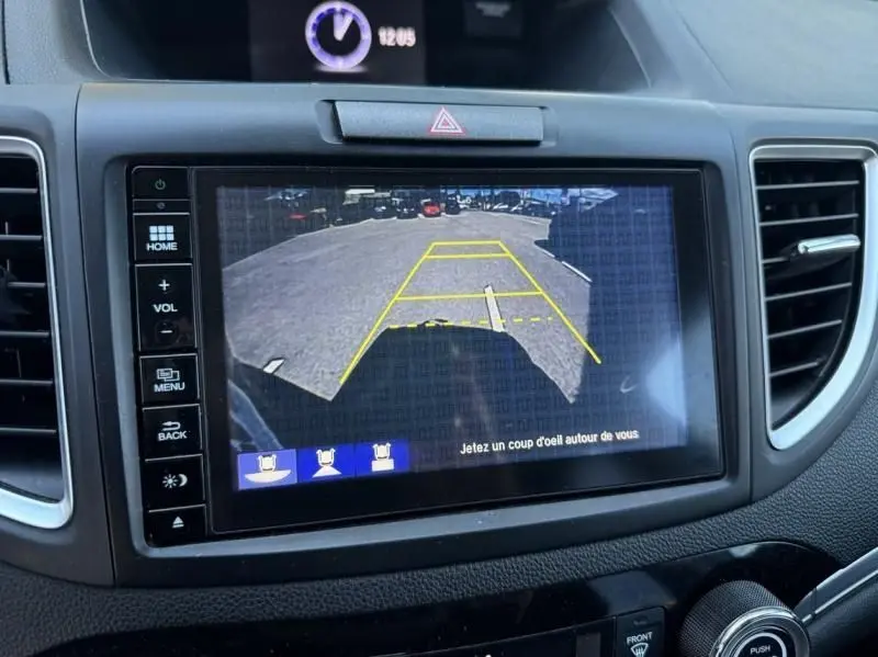 Vue rapprochée de l'écran central du Honda CR-V 2017 montrant la caméra de recul avec lignes de guidage jaunes.