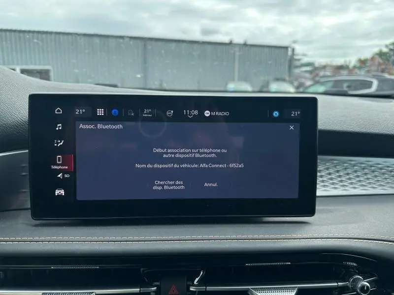 Écran tactile central affichant le menu Bluetooth dans l’habitacle de l’Alfa Romeo Tonale blanc, vue de face.