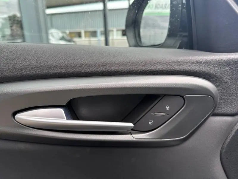 Poignée intérieure côté gauche de porte Alfa Romeo Tonale blanc Monterosa avec boutons de verrouillage intégrés.