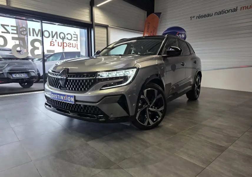 Renault Austral gris foncé en 3/4 avant droit, avec calandre damier ice black et jantes alliage 20 pouces Daytona.