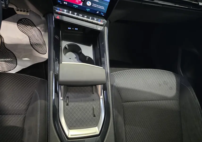 Vue plongeante sur la console centrale du Renault Austral 2024, avec chargeur induction et sellerie tissu Alcantra noire.