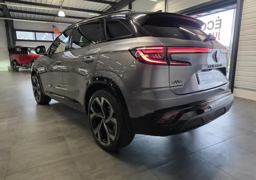 Vue 3/4 arrière droite du Renault Austral gris foncé avec jantes alliage 20 pouces et toit noir étoilé.