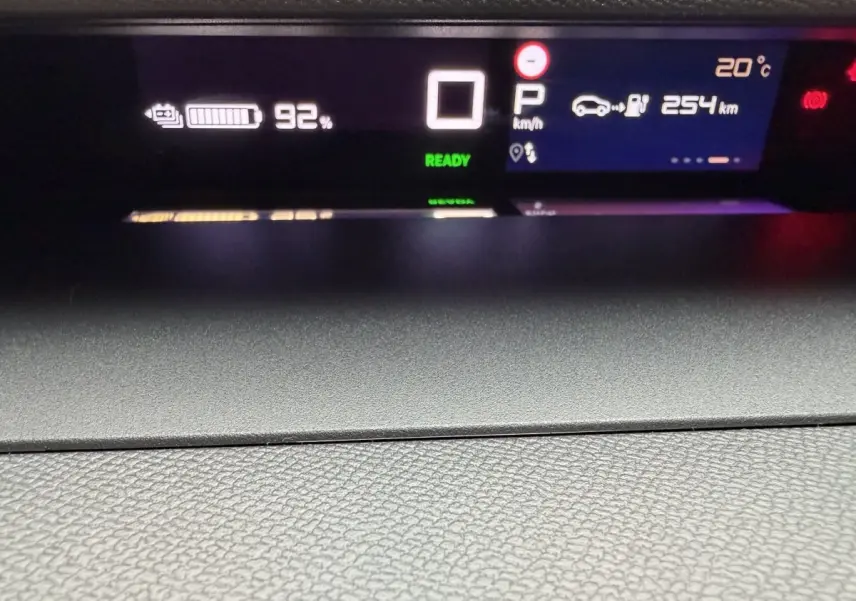 Affichage numérique du combiné instruments de la Citroën C3 Aircross électrique, indiquant 92% batterie et autonomie 254 km.