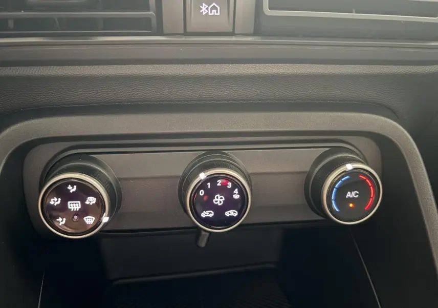 Gros plan sur les commandes de climatisation du tableau de bord du Citroën C3 Aircross électrique gris foncé 2025.