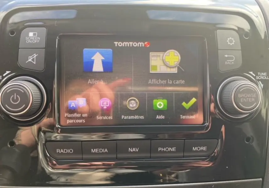 Écran tactile central du système de navigation TomTom dans l'habitacle d'un Opel Movano blanc, avec commandes autour.