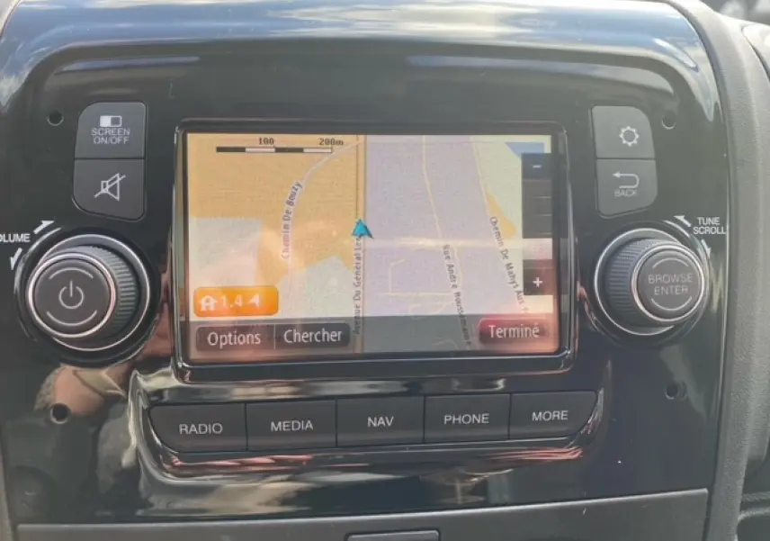 Écran de navigation GPS intégré au tableau de bord de l'Opel Movano Fourgon blanc, vue rapprochée centrale.