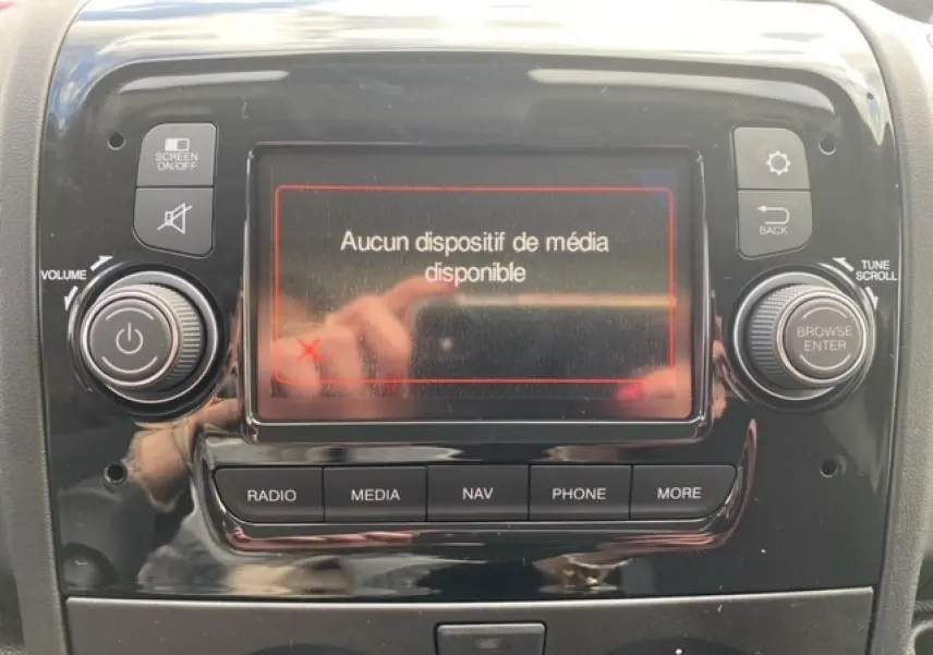 Écran central du système multimédia de l'Opel Movano Fourgon 2023, affichant "Aucun dispositif de média disponible".