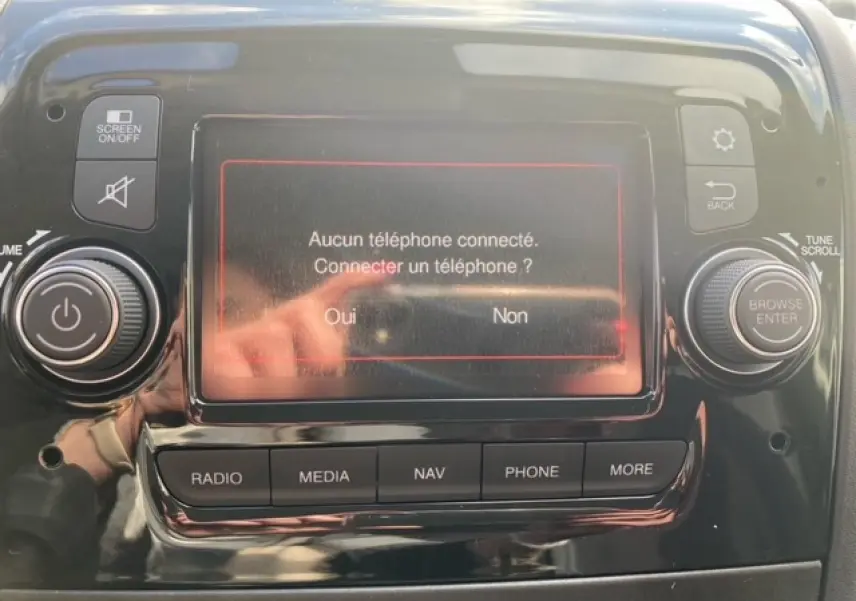 Écran central tactile du tableau de bord de l'Opel Movano Fourgon 2023 affichant la connexion Bluetooth pour téléphone.