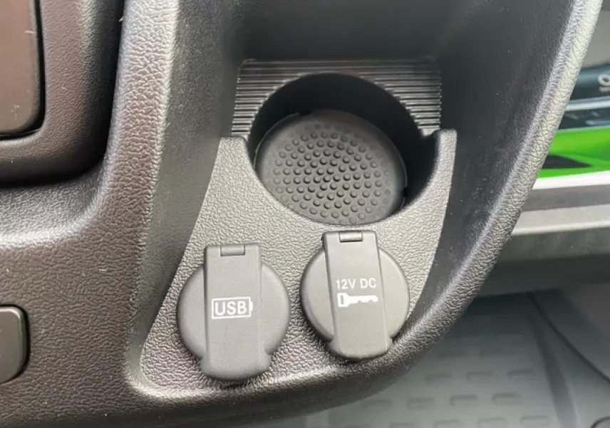 Prise USB et prise 12V DC sur la console centrale intérieure de l'Opel Movano Fourgon blanc, vue rapprochée.