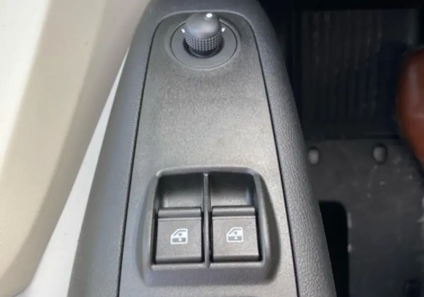 Gros plan sur les commandes de vitres électriques et réglage des rétroviseurs côté conducteur de l'Opel Movano Fourgon blanc 2023.