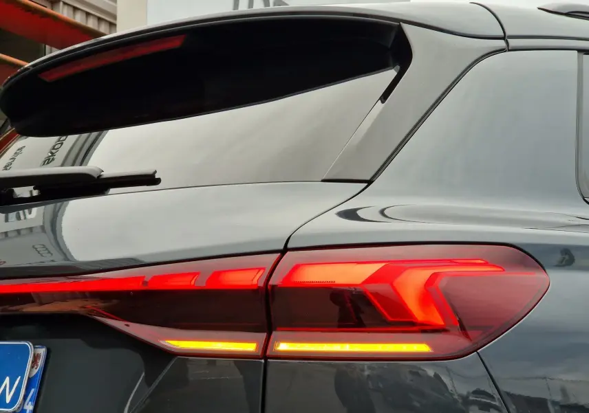 Feu arrière droit allumé sur l'Audi Q6 e-tron Performance S-Line gris Manhattan, vue rapprochée arrière côté droit.
