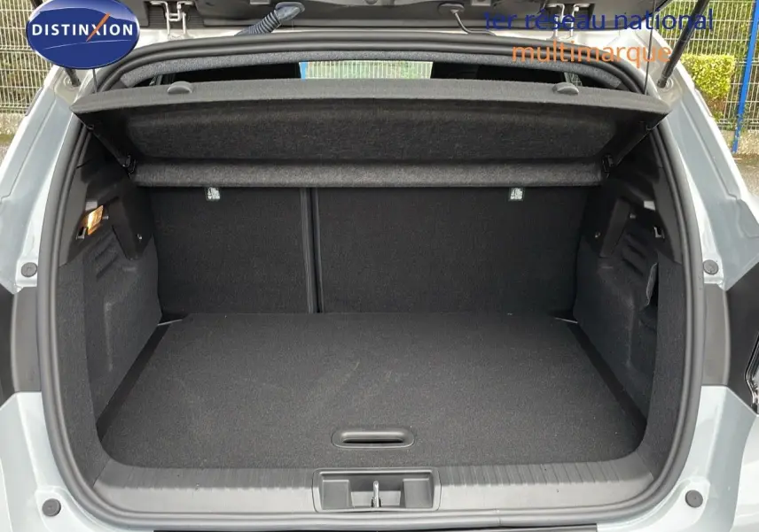 Coffre ouvert d'un Renault Captur gris Rafale métal, vue arrière montrant l'espace de chargement et la tablette cache-bagages.