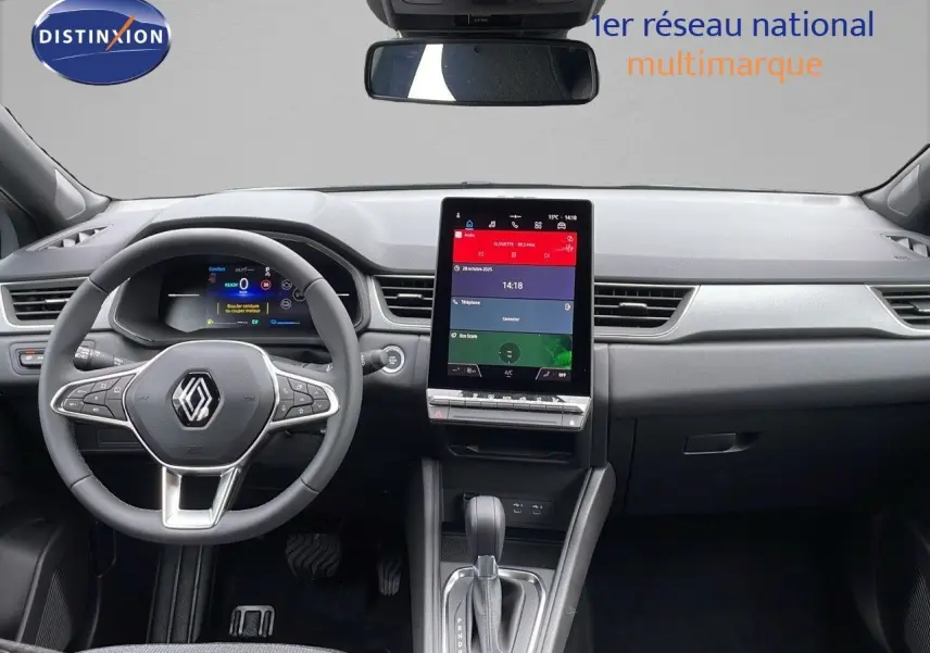 Intérieur du Renault Captur E-Tech 2025, vue frontale du tableau de bord avec écran tactile vertical et volant multifonction.