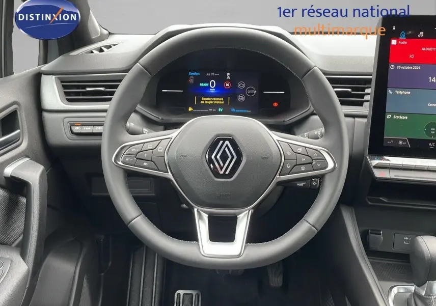 Vue frontale du volant et tableau de bord numérique du Renault Captur E-Tech hybride 2025, intérieur noir moderne.