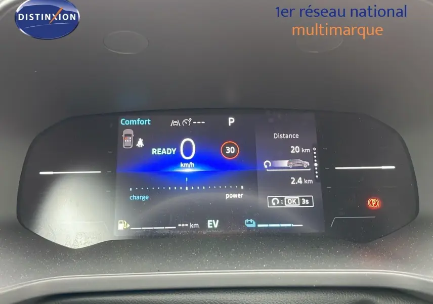 Tableau de bord numérique du Renault Captur E-Tech 2025 affichant vitesse zéro et mode confort, vue intérieure frontale.