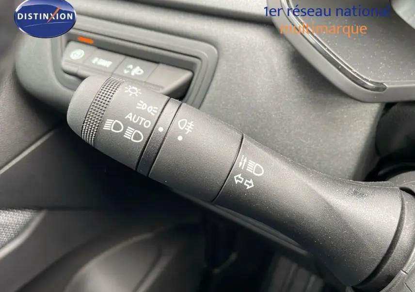 Gros plan sur la commande des feux et clignotants du Renault Captur E-Tech hybride, intérieur noir.