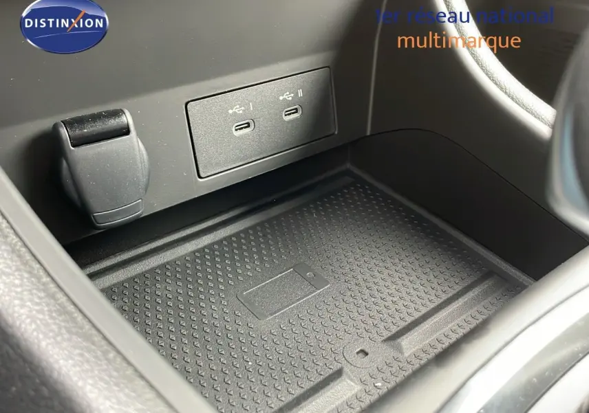 Gros plan sur la console centrale du Renault Captur E-Tech 2025 montrant deux ports USB-C et un espace de rangement noir.