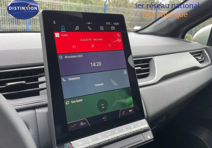 Tableau de bord intérieur du Renault Captur E-Tech gris rafale, avec écran tactile central vertical affichant l'interface multimédia.