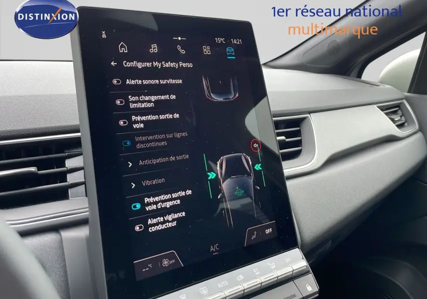 Écran tactile central du tableau de bord du Renault Captur E-Tech gris rafale avec toit beige, vue intérieure côté passager.