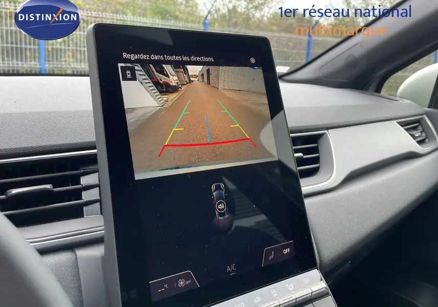 Écran central tactile montrant la caméra de recul dans l'habitacle gris clair d'un Renault Captur 2025 hybride.