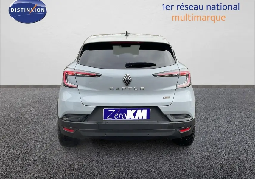 Vue arrière d'un Renault Captur gris Rafale métal avec toit beige, mettant en valeur ses feux LED fins et sa silhouette compacte.