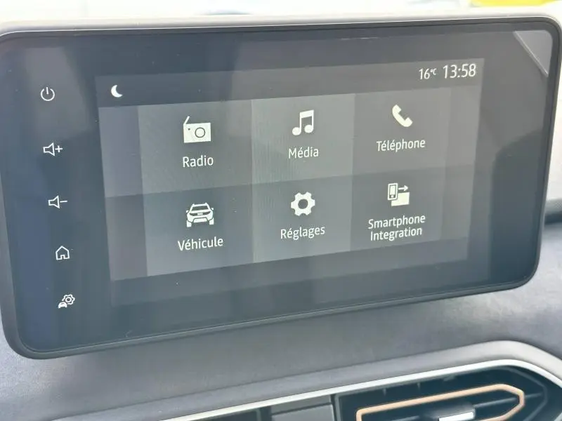 Écran tactile central du tableau de bord de la Dacia Sandero 2025 affichant les options radio, média, téléphone et réglages.